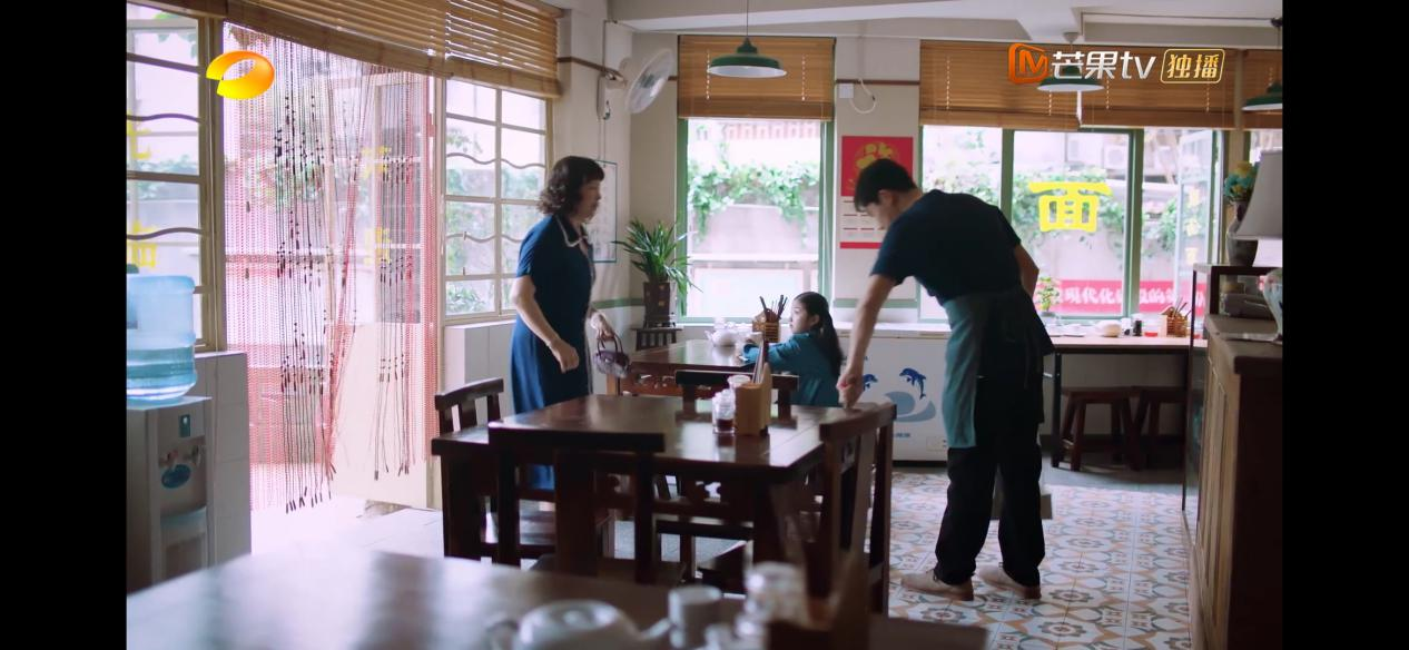 細(xì)看海潮面館，發(fā)現(xiàn)地面鋪設(shè)的花磚不一般